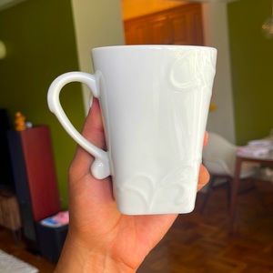 Set of Four Corelle mugs in White Porcelain. Excellent condition. High quality.